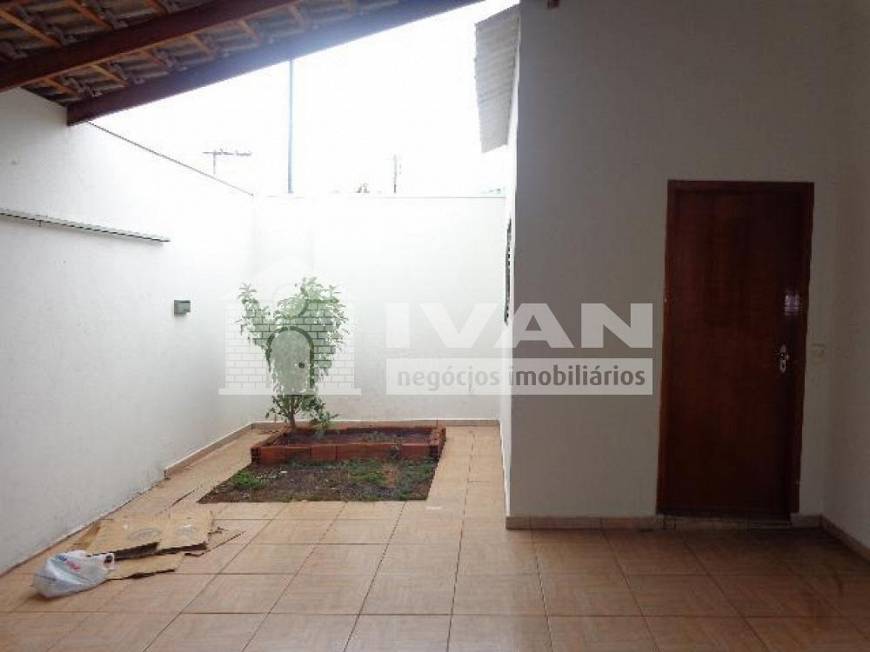 Foto 2 de Casa com 2 Quartos para alugar, 11m² em Jardim das Palmeiras, Uberlândia