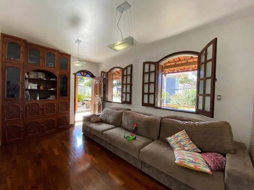 Foto 1 de Casa com 4 Quartos à venda, 261m² em Santa Rosa, Belo Horizonte