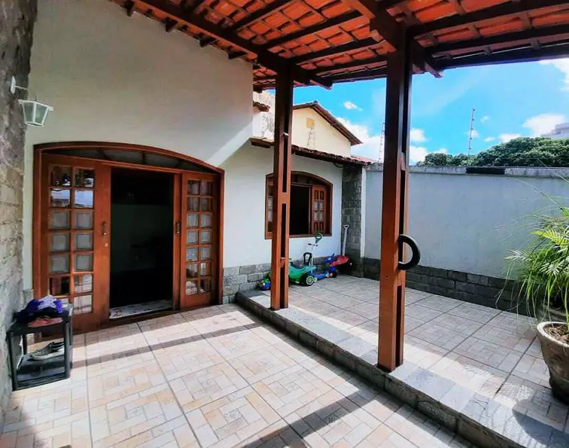 Foto 1 de Casa com 4 Quartos à venda, 262m² em Santa Rosa, Belo Horizonte