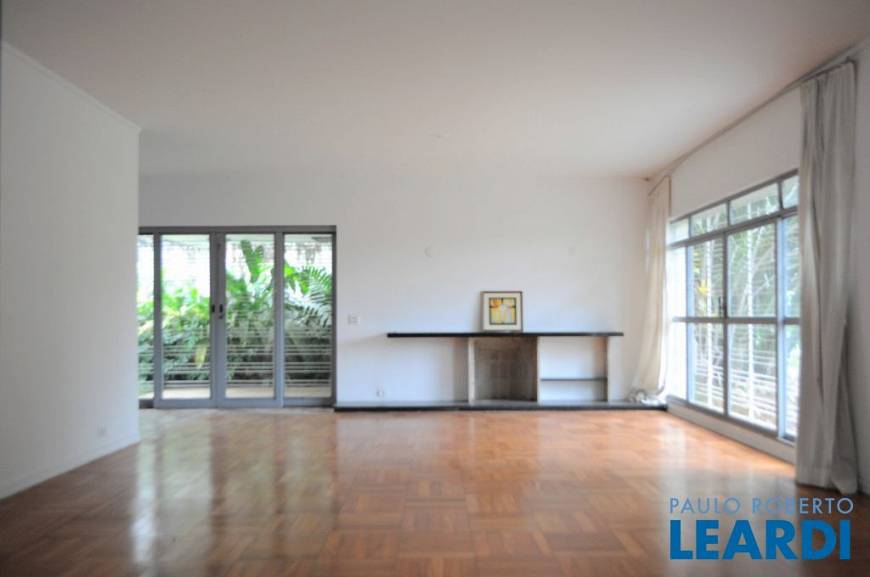 Foto 1 de Sobrado com 4 Quartos para venda ou aluguel, 480m² em Sumaré, São Paulo