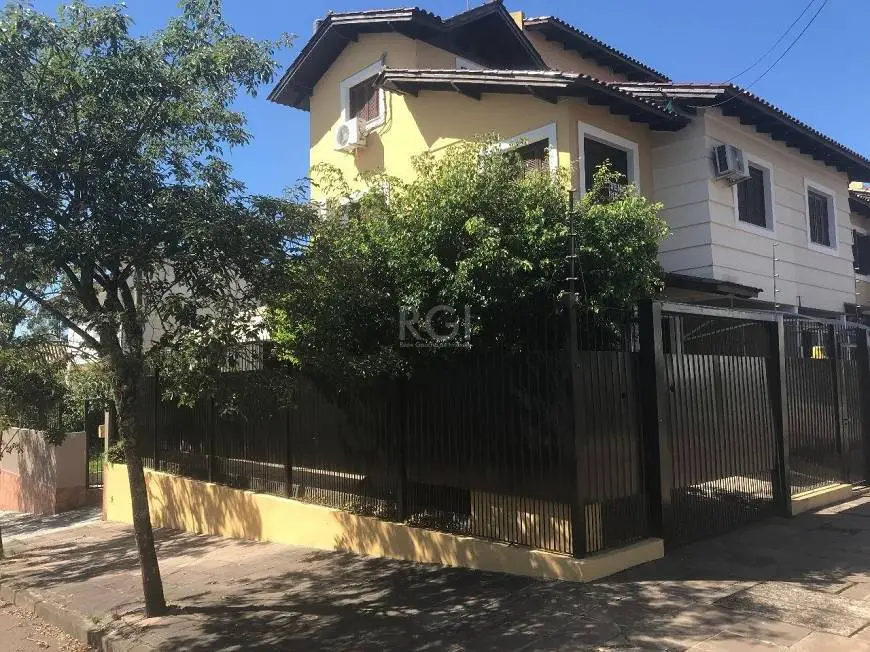 Foto 1 de Casa com 3 Quartos à venda, 184m² em Jardim Itú Sabará, Porto Alegre