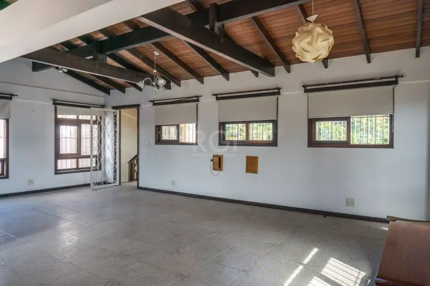 Foto 2 de Casa com 5 Quartos à venda, 297m² em Chácara das Pedras, Porto Alegre