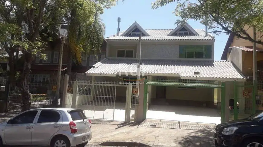 Foto 1 de Sobrado com 4 Quartos à venda, 245m² em Jardim Itú Sabará, Porto Alegre