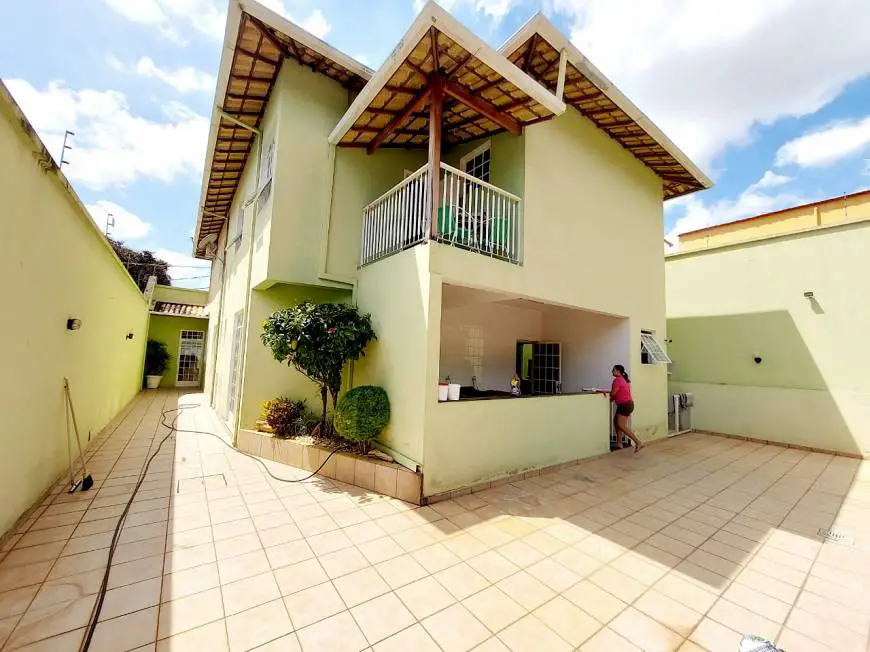 Foto 1 de Casa com 5 Quartos à venda, 320m² em Planalto, Belo Horizonte