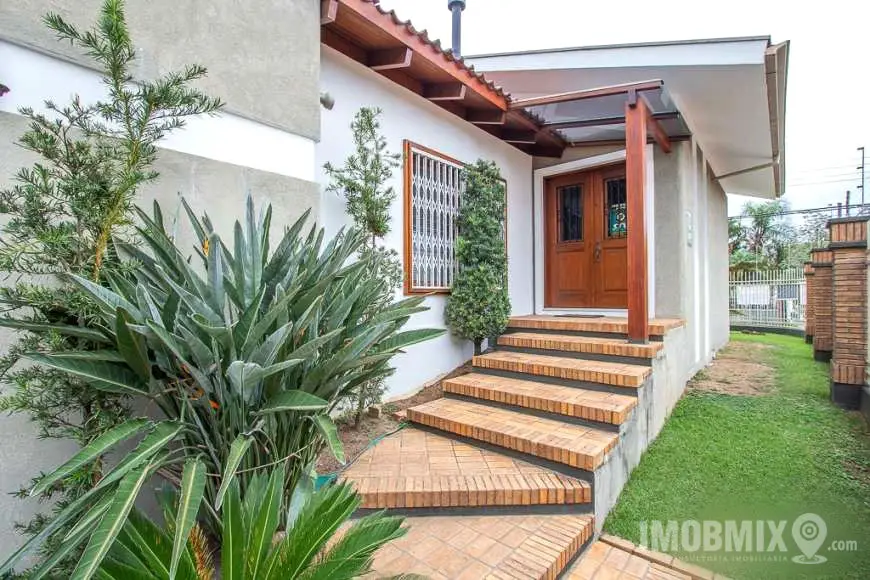 Foto 1 de Casa com 3 Quartos à venda, 218m² em Jardim Lindóia, Porto Alegre