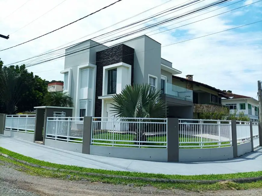 Foto 1 de Sobrado com 3 Quartos à venda, 234m² em Santo Antônio, Joinville