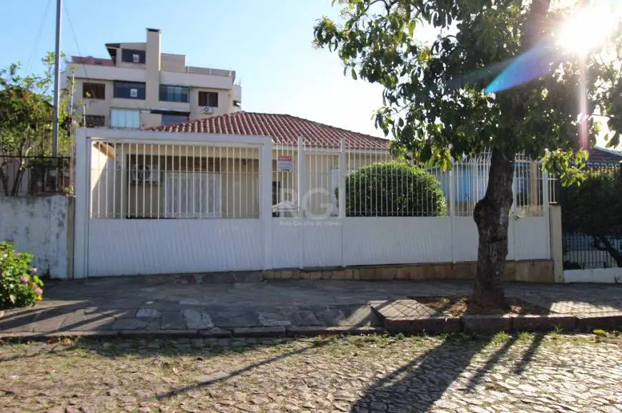 Foto 1 de Casa com 3 Quartos à venda, 140m² em Teresópolis, Porto Alegre