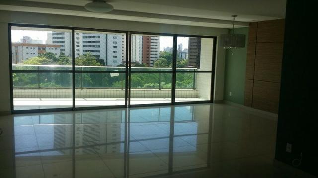 Foto 3 de Apartamento com 4 Quartos à venda, 200m² em Madalena, Recife
