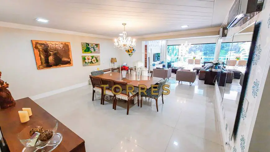 Foto 2 de Apartamento com 4 Quartos para alugar, 200m² em Praia das Pitangueiras, Guarujá