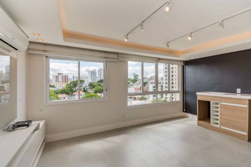 Foto 2 de Apartamento com 3 Quartos à venda, 70m² em Passo da Areia, Porto Alegre