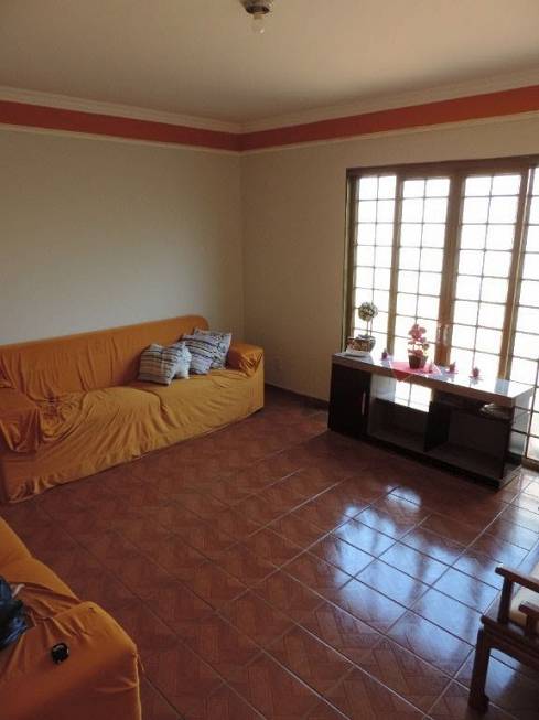 Foto 3 de Casa com 6 Quartos à venda, 310m² em Umuarama, Uberlândia