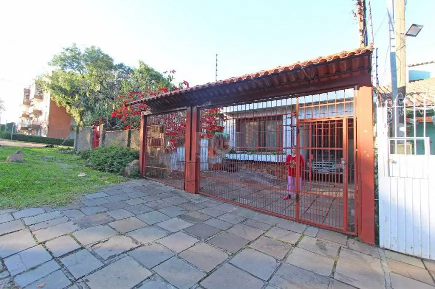 Foto 2 de Casa com 4 Quartos à venda, 160m² em Medianeira, Porto Alegre