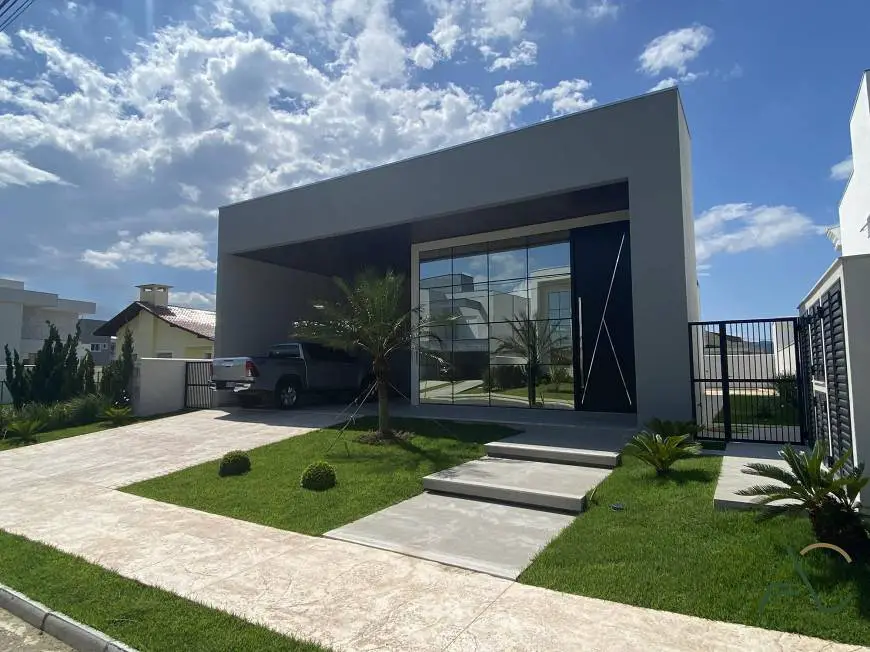 Foto 1 de Casa de Condomínio com 3 Quartos à venda, 198m² em Santa Regina, Camboriú