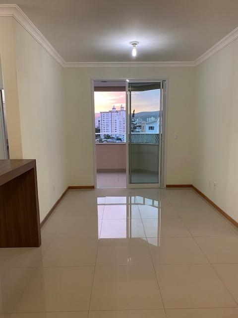Foto 4 de Apartamento com 3 Quartos para alugar, 95m² em Barreiros, São José