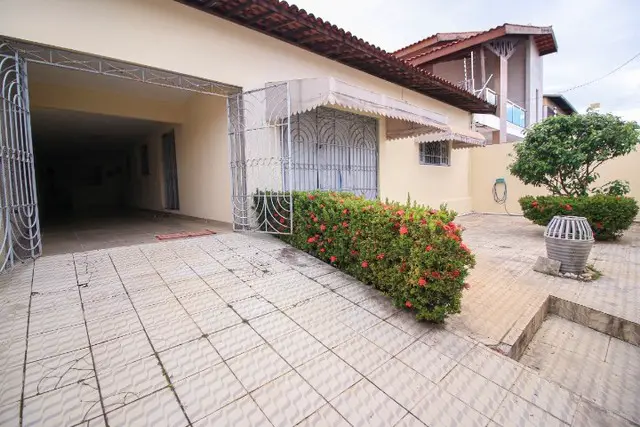 Foto 2 de Casa com 4 Quartos à venda, 300m² em Bancários, João Pessoa