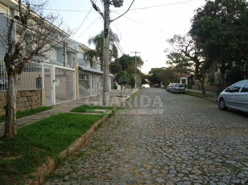 Foto 2 de Casa com 4 Quartos à venda, 379m² em Vila Assunção, Porto Alegre