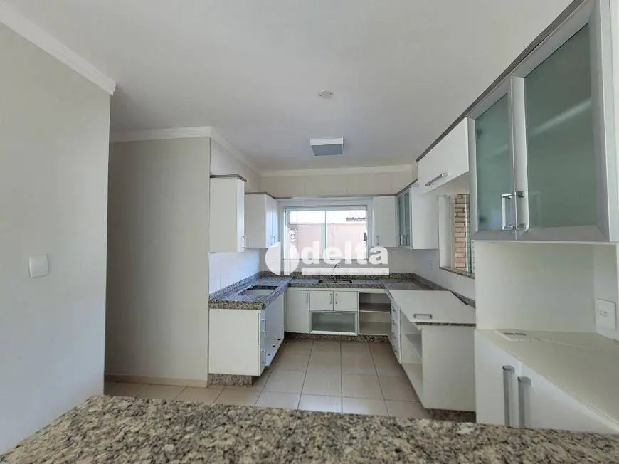 Foto 4 de Casa de Condomínio com 3 Quartos para alugar, 250m² em Alto Umuarama, Uberlândia