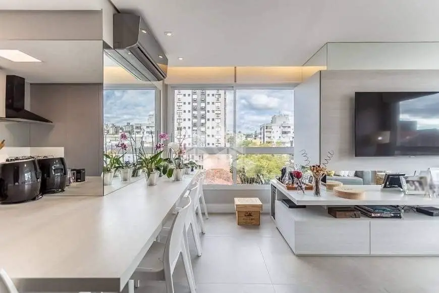 Foto 3 de Apartamento com 3 Quartos à venda, 75m² em Passo da Areia, Porto Alegre