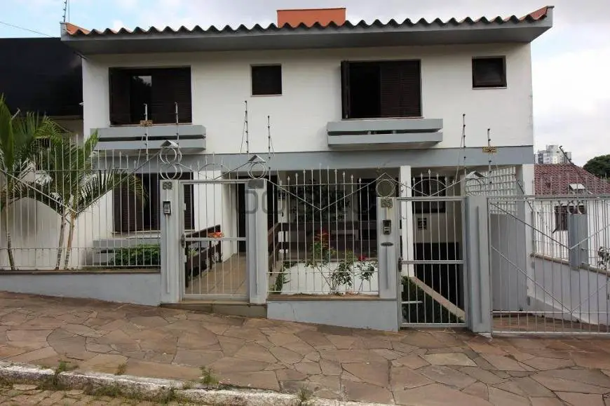 Foto 1 de Casa com 3 Quartos à venda, 650m² em Passo da Areia, Porto Alegre