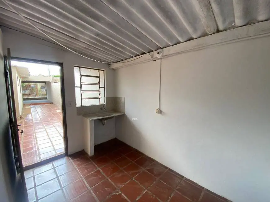 Foto 4 de Casa com 2 Quartos para alugar, 100m² em Coophamat, Campo Grande
