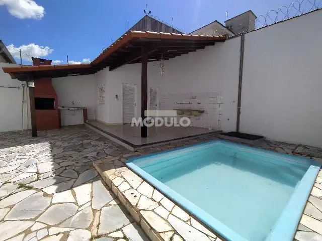 Foto 1 de Casa com 3 Quartos para alugar, 151m² em Vigilato Pereira, Uberlândia