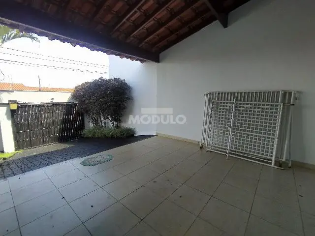 Foto 4 de Casa com 3 Quartos para alugar, 151m² em Vigilato Pereira, Uberlândia