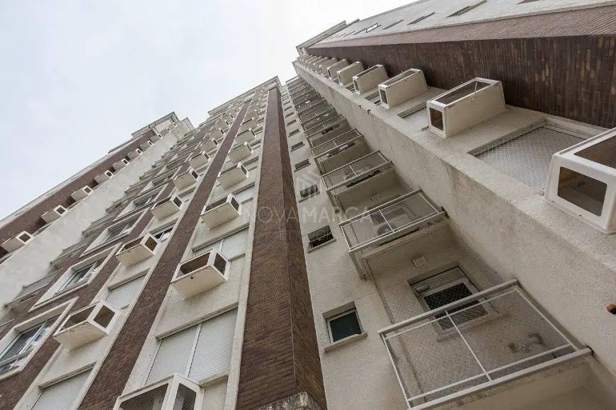 Foto 2 de Apartamento com 2 Quartos para alugar, 75m² em Passo da Areia, Porto Alegre