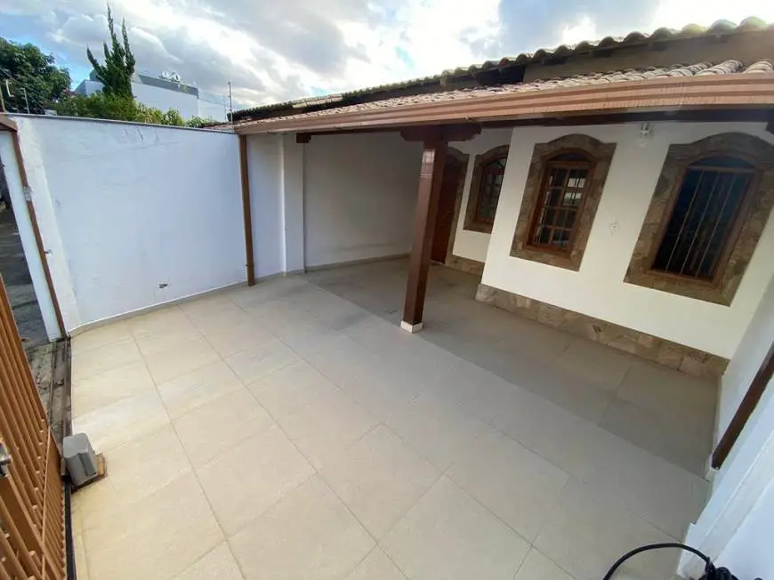 Foto 1 de Casa com 2 Quartos à venda, 180m² em Santa Amélia, Belo Horizonte