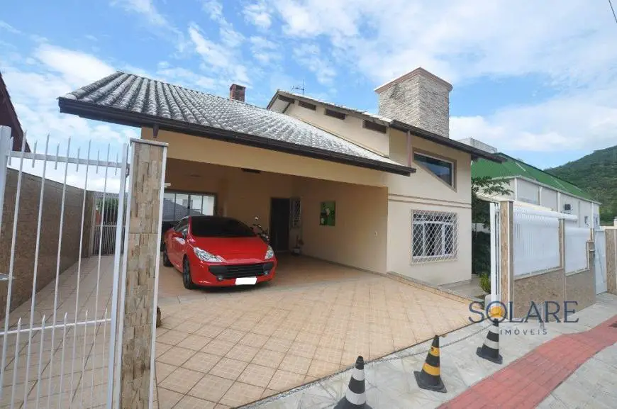 Foto 2 de Casa com 4 Quartos à venda, 240m² em Pantanal, Florianópolis