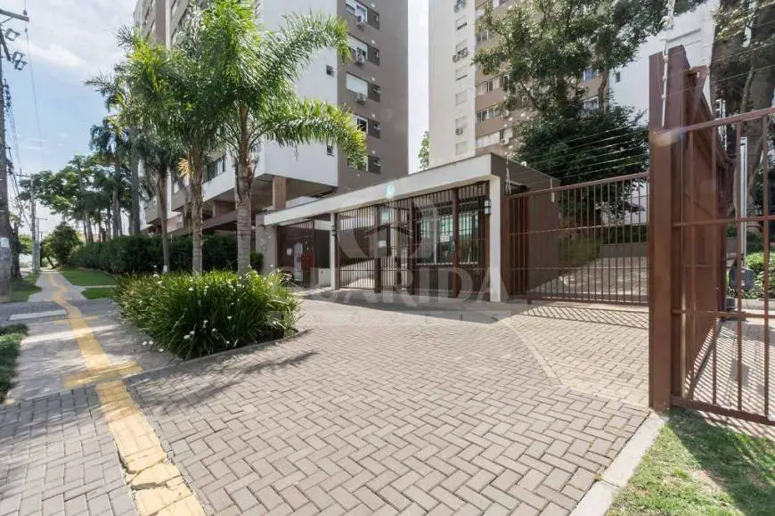 Foto 2 de Apartamento com 2 Quartos à venda, 63m² em Teresópolis, Porto Alegre
