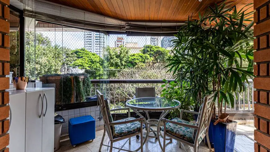 Foto 1 de Apartamento com 4 Quartos à venda, 200m² em Moema, São Paulo