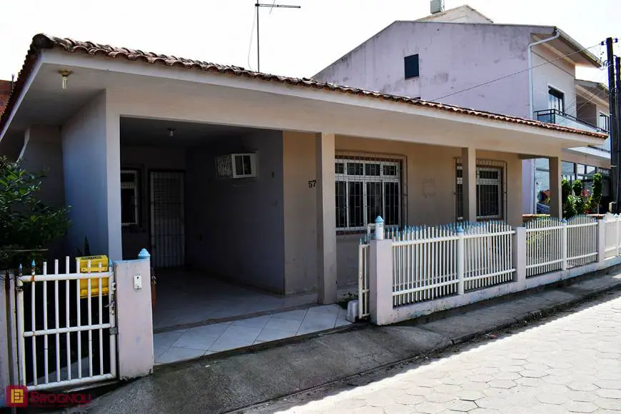 Foto 1 de Casa com 2 Quartos para alugar, 130m² em Maciambu, Palhoça