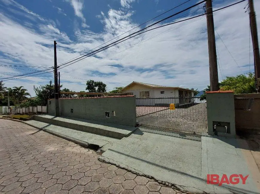 Foto 1 de Casa com 2 Quartos para alugar, 68m² em Praia de Fora, Palhoça