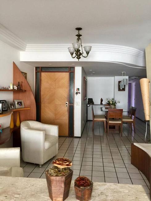 Foto 1 de Apartamento com 4 Quartos à venda, 190m² em Madalena, Recife