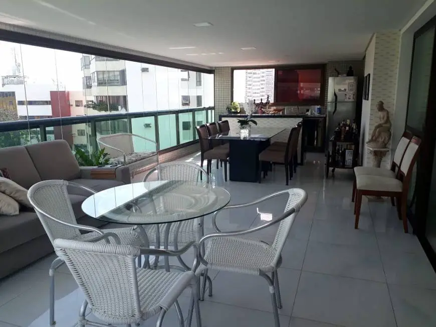 Foto 2 de Apartamento com 4 Quartos à venda, 200m² em Barra, Salvador
