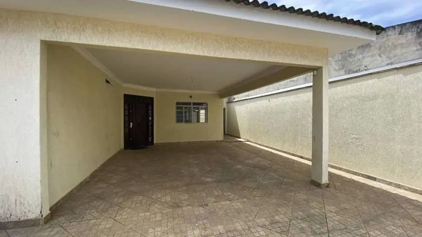 Foto 3 de Casa com 4 Quartos à venda, 271m² em Jardim América, Goiânia