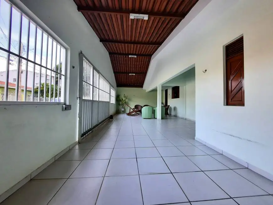 Foto 2 de Casa com 4 Quartos à venda, 150m² em Candelária, Natal