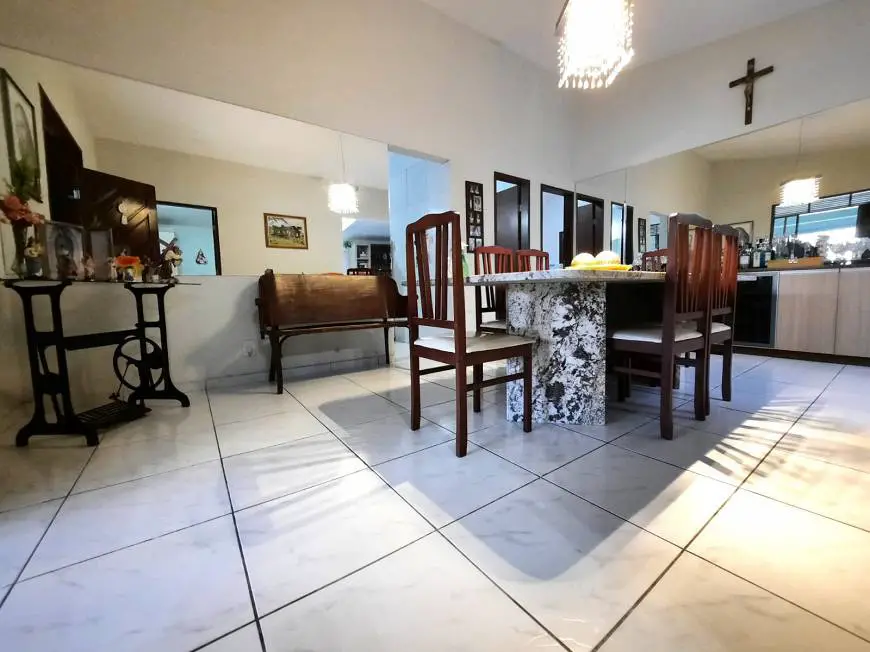 Foto 3 de Casa com 4 Quartos à venda, 150m² em Candelária, Natal