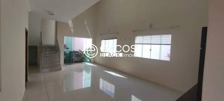 Foto 1 de Casa de Condomínio com 5 Quartos para alugar, 329m² em Jardim das Palmeiras, Uberlândia
