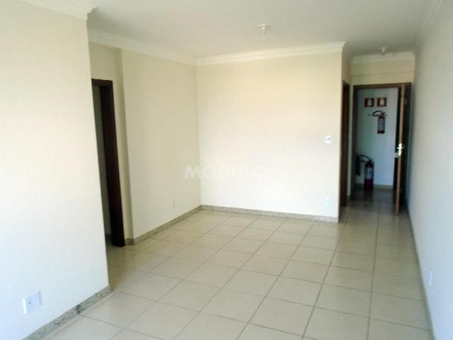 Foto 3 de Apartamento com 3 Quartos para alugar, 95m² em Nossa Senhora Aparecida, Uberlândia