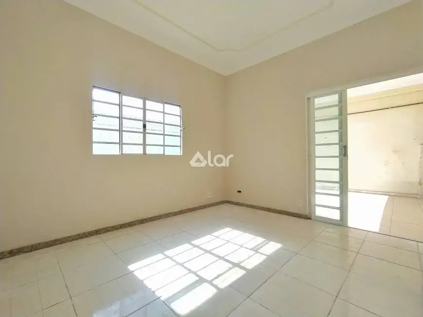 Foto 2 de Casa com 3 Quartos para alugar, 200m² em Campo Alegre, Belo Horizonte