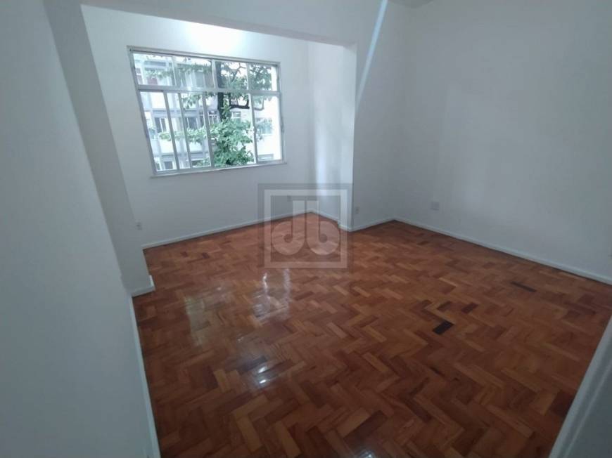 Foto 2 de Apartamento com 3 Quartos para alugar, 75m² em Laranjeiras, Rio de Janeiro