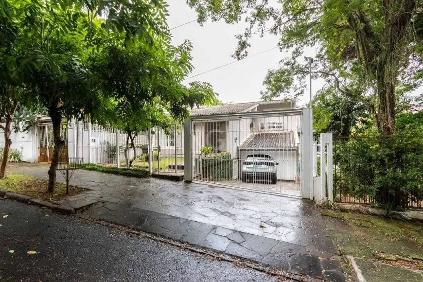 Foto 1 de Casa com 3 Quartos à venda, 217m² em Guarujá, Porto Alegre