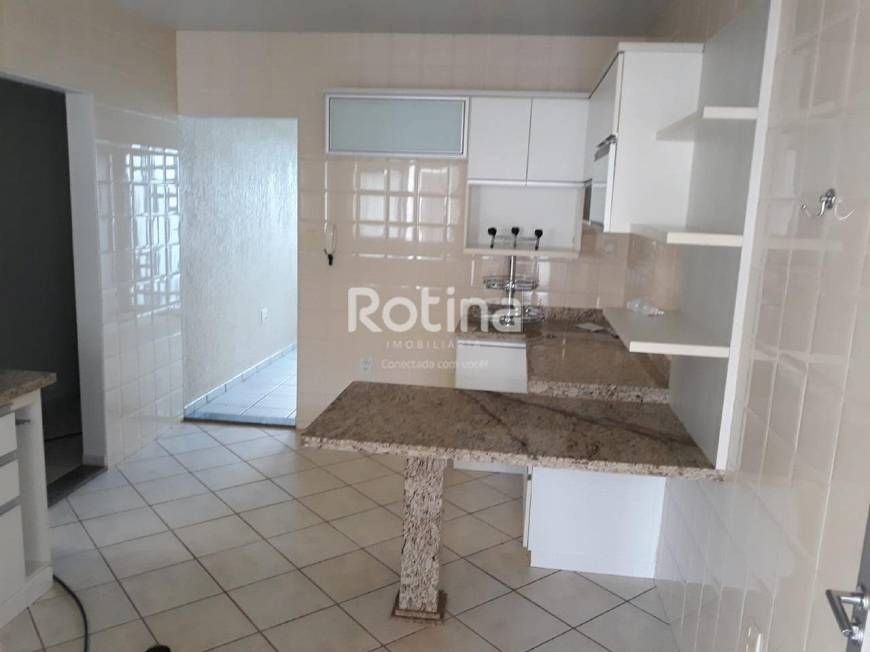 Foto 4 de Casa com 3 Quartos para alugar, 180m² em Umuarama, Uberlândia