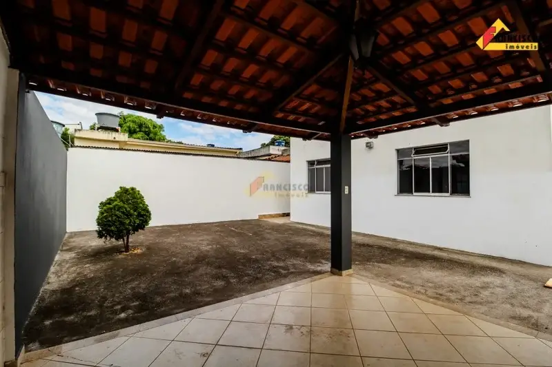 Foto 1 de Casa com 3 Quartos para alugar, 129m² em Santa Tereza, Divinópolis