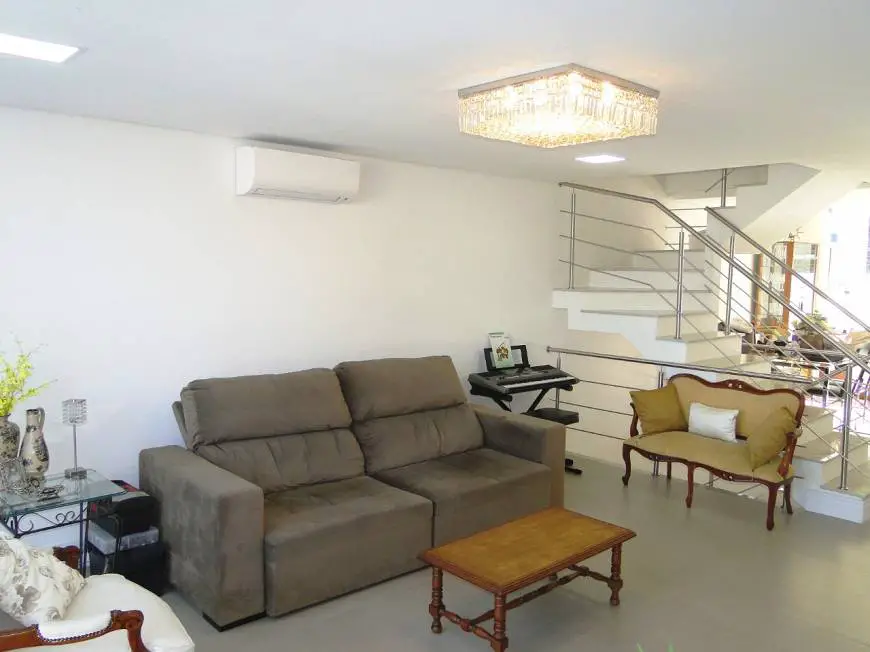 Foto 1 de Casa de Condomínio com 3 Quartos à venda, 235m² em Ipanema, Porto Alegre