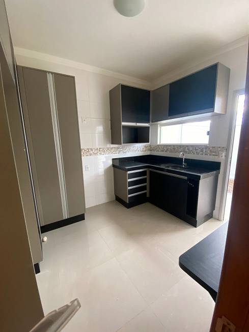 Foto 2 de Casa de Condomínio com 3 Quartos para alugar, 125m² em Jardim Shangri-lá, Cuiabá