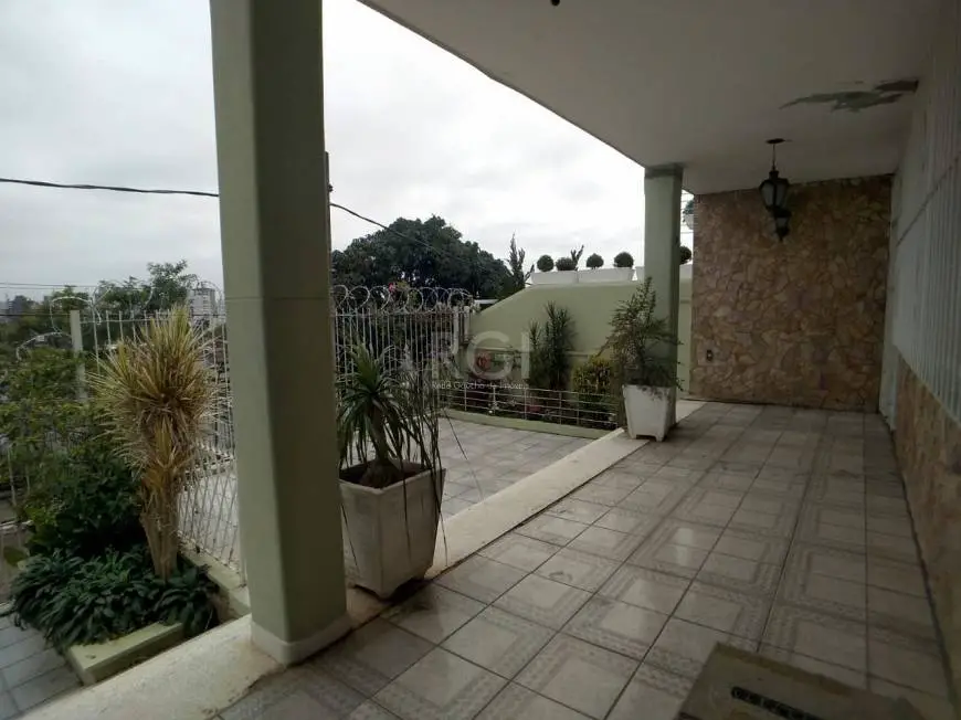 Foto 2 de Casa com 4 Quartos à venda, 420m² em Medianeira, Porto Alegre