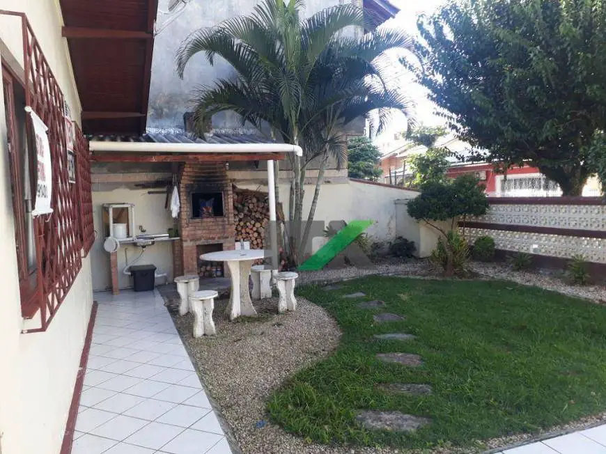 Foto 2 de Casa com 5 Quartos à venda, 250m² em Nacoes, Balneário Camboriú