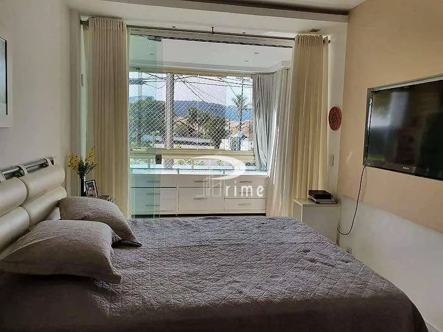 Foto 1 de Apartamento com 4 Quartos à venda, 135m² em Camboinhas, Niterói